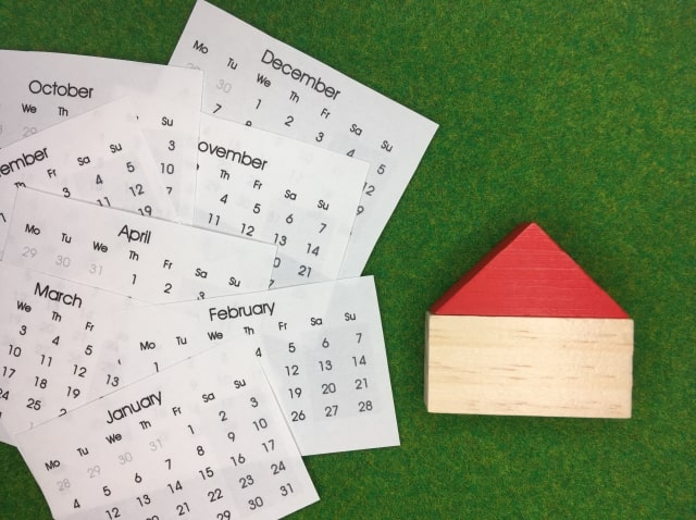 カレンダーと家の形に組み立てた積み木